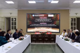 Quang cảnh buổi ký kết. (Ảnh: Đỗ Trưởng/TTXVN)
