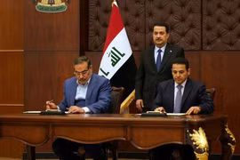 Thủ tướng Iraq Mohammed Shia al-Sudani chứng kiến Cố vấn An ninh Quốc gia Iraq Qasim al-Araji và Thư ký Hội đồng An ninh Quốc gia Tối cao Iran Ali Shamkhani ký thỏa thuận an ninh. (Nguồn: Reuters)