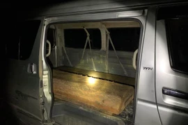 Thừa Thiên-Huế: Phát hiện xe ôtô chở 11 phách gỗ xá xị không giấy tờ