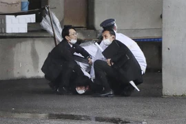 Cảnh sát bắt giữ kẻ ném bom khói vào Thủ tướng Fumio Kishida tại Wakayama, Nhật Bản, ngày 15/4/2023. (Ảnh: AFP/TTXVN)