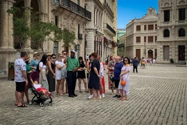 Khách du lịch tham quan La Habana, Cuba, ngày 28/2/2022. (Ảnh: AFP/TTXVN)