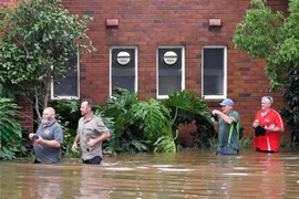 Người dân sơ tán khỏi vùng ngập lụt tại thành phố Sydney, Australia ngày 8/3/2022. (Ảnh: AFP/TTXVN)