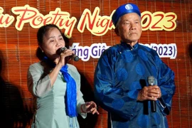Các nhà thơ thể hiện tác phẩm tại Đêm thơ Nguyên tiêu thành phố Hội An năm 2023. (Ảnh: Trịnh Bang Nhiệm/TTXVN)