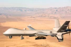 Máy bay không người lái MQ-9 Reaper của không quân Mỹ. (Nguồn: Reuters) Trong một tuyên bố, Bộ Tư lệnh Trung ương Hoa Kỳ cho biết một cuộc không kích ở khu vực phía đông của Syria đã dẫn đến cái chết của al-Muhajir và các dấu hiệu ban đầu cho thấy không 