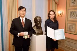 Giáo sư Shimon Sakaguchi trở thành chủ nhân Giải thưởng Paul Elrich và Ludwig Darmstaedter, giải thưởng mang tên nhà miễn dịch học vĩ đại người Đức Paul Elrich (1854-1915) (Ảnh: IFReC, Đại học Osaka)