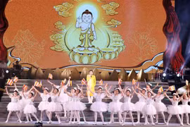 Đại cảnh ca múa Thích Ca Mâu Ni Phật mở đầu chương trình nghệ thuật “Lửa thiêng rực sáng sử vàng”. (Ảnh: Xuân Khu/TTXVN)