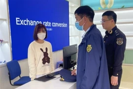 Cửa hàng lưu niệm Hải Dương Xanh bày bán 134 lọ nước hoa giả mạo nhãn hiệu Chanel. (Ảnh: TTXVN phát)