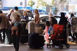 Người dân làm thủ tục tại sân bay ở Los Angeles, Mỹ, trong kỳ nghỉ Lễ Tạ ơn, ngày 21/11/2023. (Ảnh: AFP/TTXVN)