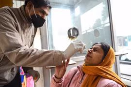 Nhân viên y tế lấy mẫu xét nghiệm COVID-19 cho người dân tại Amritsar, Ấn Độ. (Ảnh: AFP/TTXVN)