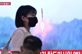 Truyền thông Hàn Quốc đưa tin về vụ phóng tên lửa đạn đạo mới của Triều Tiên, tại Seoul, ngày 15/6/2023. (Ảnh: AFP/TTXVN)