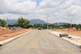 Nhiều hạng mục Khu tái định cư Đồng Gía, xã Hành Minh, huyện Nghĩa Hành do Công ty Cổ phần Xây dựng giao thông Quảng Ngãi thi công đã cơ bản hoàn thiện. (Ảnh: Phạm Cường/TTXVN)
