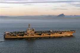 Tàu sân bay USS George H. W. Bush (CVN 77) di chuyển tại Eo biển Gibraltar. (Ảnh: AFP/\TTXVN)