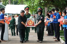 Lãnh đạo, quân và dân tỉnh Gia Lai truy điệu, an táng liệt sỹ quân tình nguyện tại Nghĩa trang Liệt sỹ huyện biên giới Đức Cơ. (Ảnh: Hoài Nam/TTXVN)