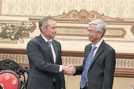 Ông Võ Văn Hoan (phải), Phó Chủ tịch UBND Thành phố Hồ Chí Minh tiếp ông Roger Cook Mla, Phó Thủ hiến bang Tây Australia. (Ảnh: Xuân Khu/TTXVN)