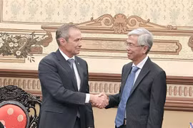 Ông Võ Văn Hoan (phải), Phó Chủ tịch UBND Thành phố Hồ Chí Minh tiếp ông Roger Cook Mla, Phó Thủ hiến bang Tây Australia. (Ảnh: Xuân Khu/TTXVN)