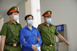 Bị cáo Đỗ Thành Nhân được dẫn giải ra phiên tòa. (Nguồn: Báo Hà Nội mới)