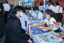 Các trường trao đổi về thông tin tuyển sinh với các thí sinh trong ngày hội tư vấn xét tuyển. (Ảnh: Thu Hoài/TTXVN)