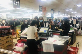 Người dân thanh toán mua hàng tại siêu thị Vinmart. (Ảnh: Trần Việt/TTXVN)