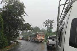 Mưa lớn làm giao thông tắc nghẽn tại tỉnh Bolykhamxay, Trung Lào. (Ảnh TTXVN phát)