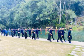 Lễ dâng nước, dâng hương tại đền thờ Chủ tịch Hồ Chí Minh. (Ảnh: Chu Hiệu/TTXVN)