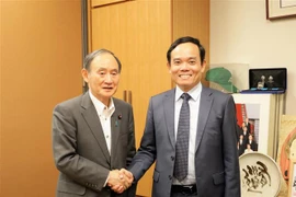 Phó Thủ tướng Chính phủ Trần Lưu Quang gặp nguyên Thủ tướng Nhật Bản Suga Yoshihide. (Ảnh: Nguyễn Tuyến-Đức Thịnh/TTXVN)