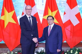 Thủ tướng Phạm Minh Chính tiếp Chủ tịch Hạ viện Thụy Sĩ Martin Candinas. (Ảnh: Dương Giang/TTXVN)