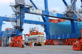 Tàu hàng Maersk Copenhagen cập cảng container quốc tế Tân Cảng Hải Phòng. (Ảnh: Minh Thu/TTXVN)