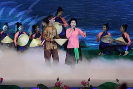 Trình diễn Dân ca Ví, Giặm Nghệ Tĩnh trên sân khấu. (Ảnh: Thanh Tùng/TTXVN)