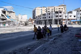 Người dân Palestine sơ tán tránh chiến sự tại thành phố Gaza, ngày 13/10/2023. (Ảnh: THX/TTXVN)