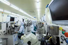 Sản xuất ôtô du lịch tại nhà máy lắp ráp ôtô Ford Hải Dương. (Ảnh: Trần Việt/TTXVN)