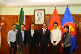 Đại diện Ban liên lạc cộng đồng người Việt Nam tại Nam Phi chụp ảnh lưu niệm cùng đại diện Đại sứ quán Việt Nam tại Nam Phi. (Ảnh: Hồng Minh/TTXVN)