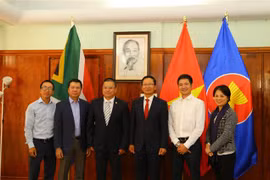 Đại diện Ban liên lạc cộng đồng người Việt Nam tại Nam Phi chụp ảnh lưu niệm cùng đại diện Đại sứ quán Việt Nam tại Nam Phi. (Ảnh: Hồng Minh/TTXVN)