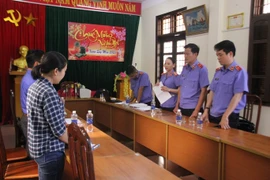 Nữ thủ kho (áo sọc) kiêm văn thư Chi cục Thi hành án dân sự thành phố Đông Hà bị khởi tố vào tháng 3/2023 vì sử dụng tài liệu giả để hợp thức hóa chứng từ để chiếm đoạt số tiền hơn 2,5 tỷ đồng. (Ảnh: Báo Lao động)