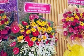 Lẵng hoa được đối tượng Vũ lên mạng mạo danh đặt để giao tới quán càphê của mình. (Nguồn: Báo Bình Dương)