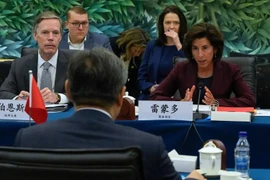 Bộ trưởng Thương mại Mỹ Gina Raimondo và Đại sứMỹ tại Trung Quốc Nick Burns gặp Bộ trưởng Thương mại Trung Quốc Vương Văn Đào ở Bắc Kinh ngày 28/8. (Nguồn: AFP/Getty Images)