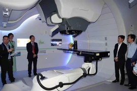 Các đại biểu Việt Nam tham quan mô hình xạ trị ung thư bằng liệu pháp proton tại Trung tâm Particle thuộc Bệnh viện Đại học Leuven. (Ảnh : Hương Giang/TTXVN)