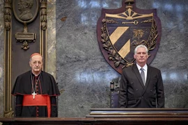 Chủ tịch Cuba Miguel Díaz-Canel (phải) và đặc phái viên của Giáo hoàng Francis, Hồng y Beniamino Stella, tại lễ kỷ niệm 25 năm chuyến thăm của Giáo hoàng Juan Pablo II tới Cuba, ở La Habana, ngày 8/2/2023. (Ảnh: AFP/TTXVN)