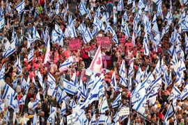 Biểu tình phản đối kế hoạch cải cách tư pháp tại Tel Aviv, Israel ngày 24/6/2023. (Ảnh: AFP/TTXVN)