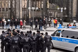 Cảnh sát tuần tra lối vào Nhà thờ Cologne trước Thánh lễ đêm Giáng sinh, ở Cologne, Đức, sáng 24/12. (Ảnh: AP)