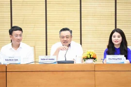 Ủy viên Trung ương Đảng, Phó Bí thư Thành ủy, Chủ tịch UBND thành phố Hà Nội Trần Sỹ Thanh giải đáp các thắc mắc của đoàn viên, thanh niên. (Ảnh: Minh Đức/TTXVN)