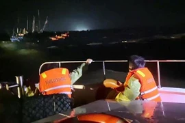 Quảng Bình: Cứu kịp thời 10 ngư dân trên tàu cá đang chìm trên biển