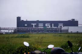 Logo Tesla được nhìn thấy tại nhà máy của hãng ở Thượng Hải, Trung Quốc, ngày 13/5/2021. (Nguồn: Reuters)