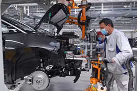 Công nhân làm việc tại nhà máy của hãng ôtô Volkswagen ở Zwickau, miền Đông Đức. (Ảnh: AFP/TTXVN)