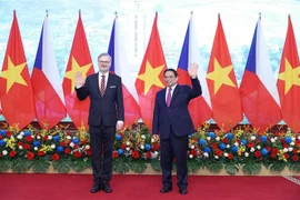 Thủ tướng Phạm Minh Chính và Thủ tướng Cộng hoà Séc Petr Fiala chụp ảnh chung. (Ảnh: Dương Giang/TTXVN)