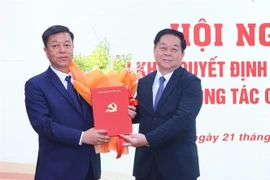 Ông Nguyễn Trọng Nghĩa, Bí thư Trung ương Đảng, Trưởng Ban Tuyên giáo Trung ương trao Quyết định bổ nhiệm Giám đốc, Tổng Biên tập Nhà xuất bản Chính trị quốc gia Sự thật cho ông Vũ Trọng Lâm. (Ảnh: Văn Điệp/TTXVN)