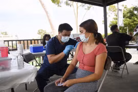 Mỹ hối thúc người dân tiêm vaccine tăng cường phòng COVID-19