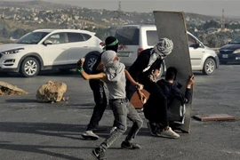 Người Palestine đụng độ với các lực lượng Israel tại Nablus ngày 29/5/2022. (Ảnh: AFP/TTXVN)