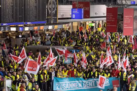 Nhân viên tham gia đình công yêu cầu tăng lương tại sân bay Frankfurt, miền tây nước Đức, ngày 17/2/2023. (Ảnh: AFP/TTXVN)