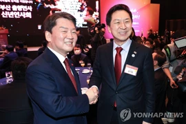 ​Nghị sỹ Ahn Cheol-soo (trái) và Kim Gi-hyeon của Đảng Quyền lực Nhân dân cầm quyền ngày 16 tháng 1 năm 2023. (Nguồn: Yonhap)