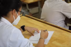 Thí sinh Hà Nội làm thủ tục dự thi vào lớp 10 THPT công lập ngày 17/6/2022. (Ảnh: Thanh Tùng/TTXVN)